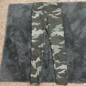 PINK women’s green camouflage yoga pants/leggings